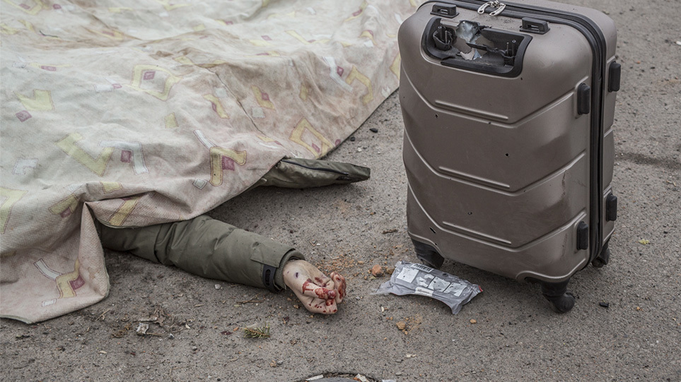 Πόλεμος στην Ουκρανία:Δραματικές εικόνες νεκρών αμάχων στους δρόμους από τους βομβαρδισμούς