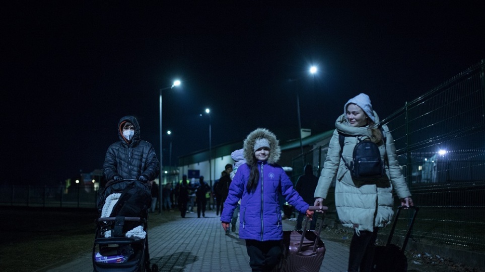 Μηταράκης: Πάνω από 10.000 Ουκρανοί πρόσφυγες έφτασαν στην Ελλάδα