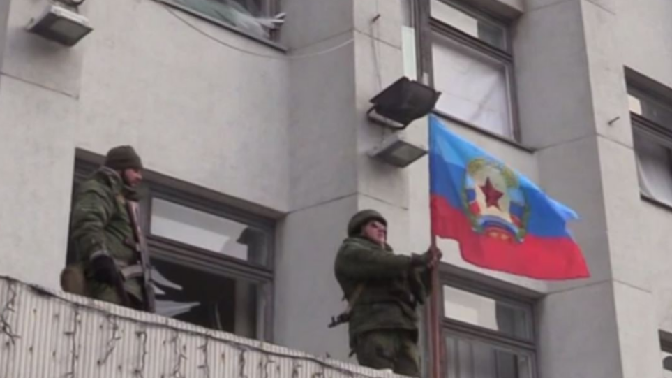 Πόλεμος στην Ουκρανίας: Ρώσοι αυτονομιστές αναλαμβάνουν τον έλεγχο των κυβερνητικών κτιρίων στο Λουγκάνσκ (vds)