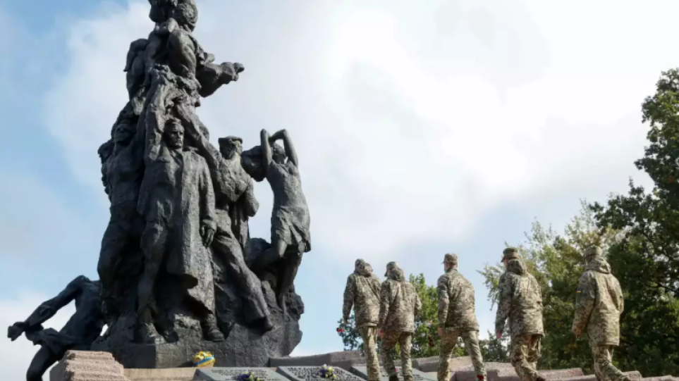 Πόλεμος στην Ουκρανία: Ρωσικό χτύπημα κοντά στο Μνημείο του Ολοκαυτώματος στο Κίεβο