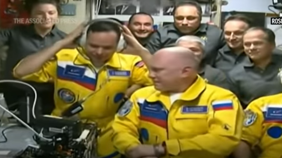 Ρώσοι κοσμοναύτες εμφανίστηκαν στο Διεθνή Διαστημικό Σταθμό ντυμένοι στα χρώματα της ουκρανικής σημαίας – Δείτε βίντεο