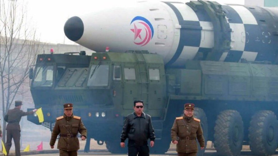 Βόρεια Κορέα: Ο Κιμ Γιονγκ Ουν θριαμβολογεί για την εκτόξευση «νέου τύπου» διηπειρωτικού βαλλιστικού πυραύλου
