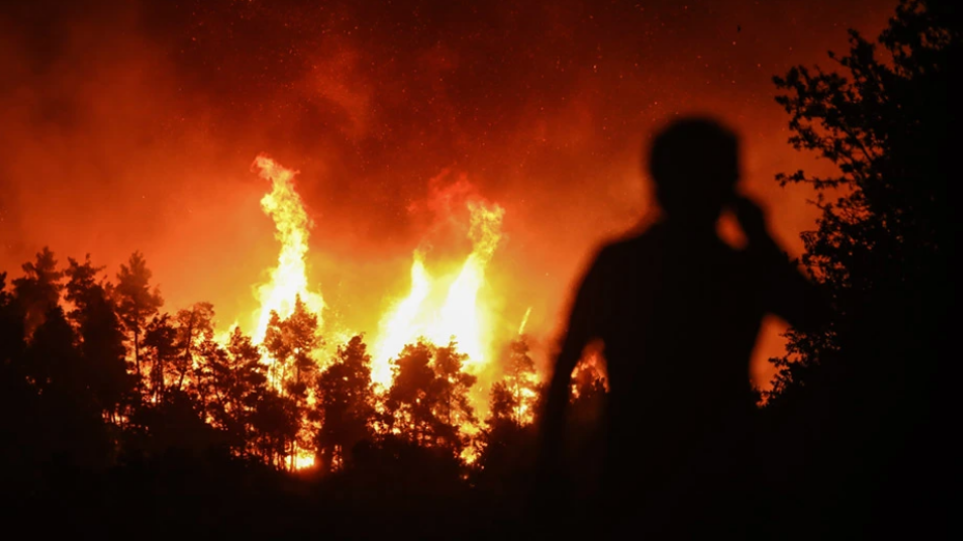 Φωτιά στη Σάμο: Ολονύχτια μάχη με τις φλόγες στο νησί