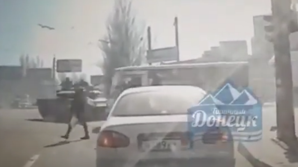 Πόλεμος στην Ουκρανία: Ρωσικό τεθωρακισμένο πέφτει πάνω σε λεωφορείο στο Ντονέτσκ – Αγωνία για τυχόν θύματα