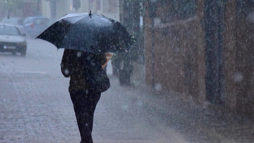 Καιρός: Νεφώσεις με βροχές και σποραδικές καταιγίδες σήμερα – Πού θα είναι έντονα τα φαινόμενα