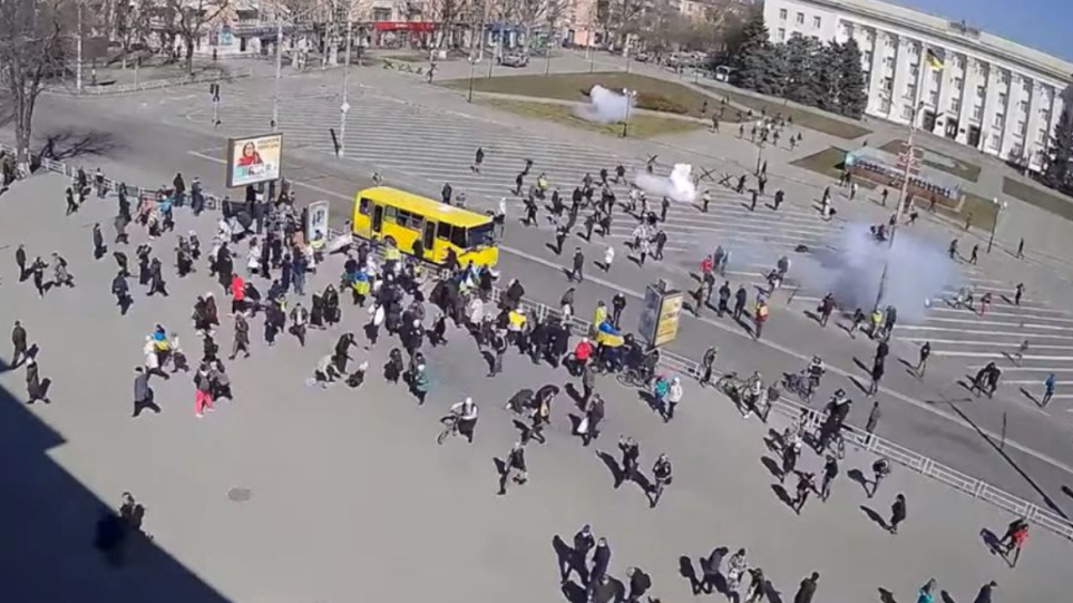 Πόλεμος στην Ουκρανία: Διαδήλωση στη Χερσώνα διαλύεται με «πυρά στον αέρα» και χειροβομβίδες κρότου-λάμψης