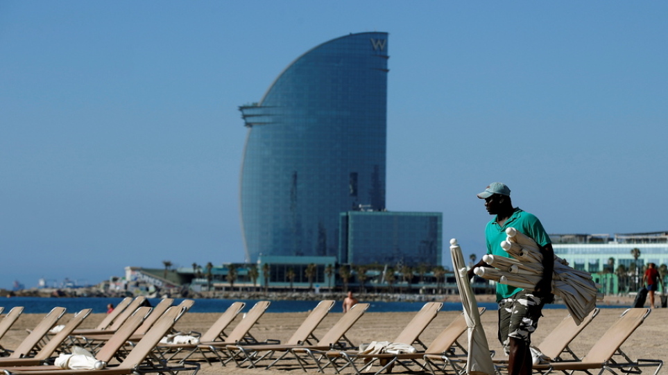 Η Βαρκελώνη απαγορεύει το κάπνισμα στις παραλίες