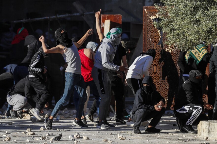 Ιερουσαλήμ: «Πεδίο μάχης» το τζαμί Αλ-Άκσα – Πάνω από 100 τραυματίες από συγκρούσεις Παλαιστινίων με Ισραηλινούς αστυνομικούς