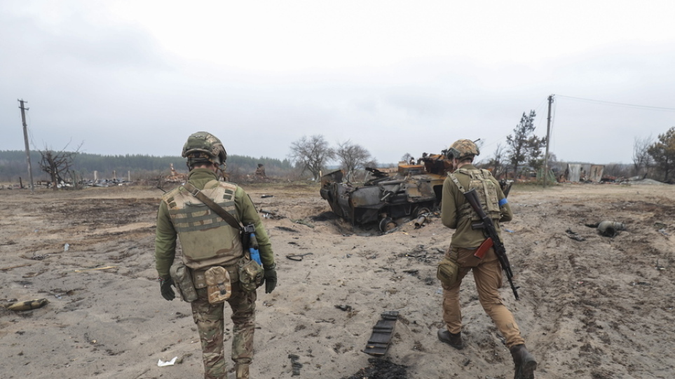 Πόλεμος στην Ουκρανία: Πτώματα τριών ανδρών με δεμένα τα χέρια βρέθηκαν θαμμένα κοντά στην Μπούτσα