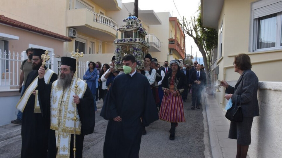 Χίος: Ο ιστορικός επιτάφιος από την Αγία Παρασκευή του Τσεσμέ ξαναστολίστηκε