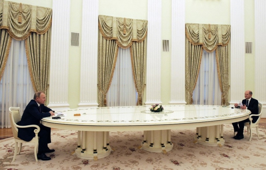 Ρωσία: Στο ίδιο μακρύ τραπέζι που υποδέχτηκε Σολτς και Μακρόν, περίμενε ο Πούτιν τον Γκουτέρες