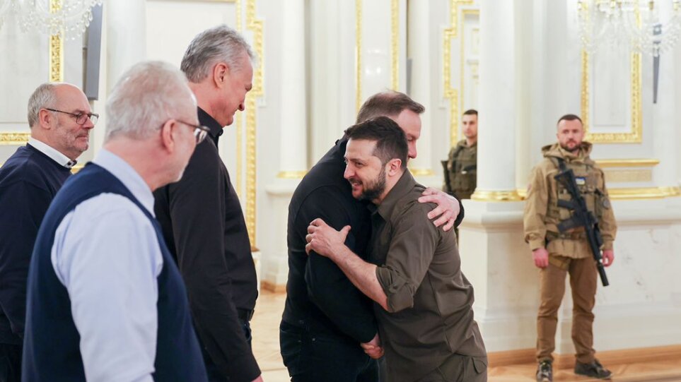Πόλεμος στην Ουκρανία:  Ο Ζελένσκι ευχαριστεί «τους φίλους» της χώρας του για την επίσκεψή τους στο Κίεβο