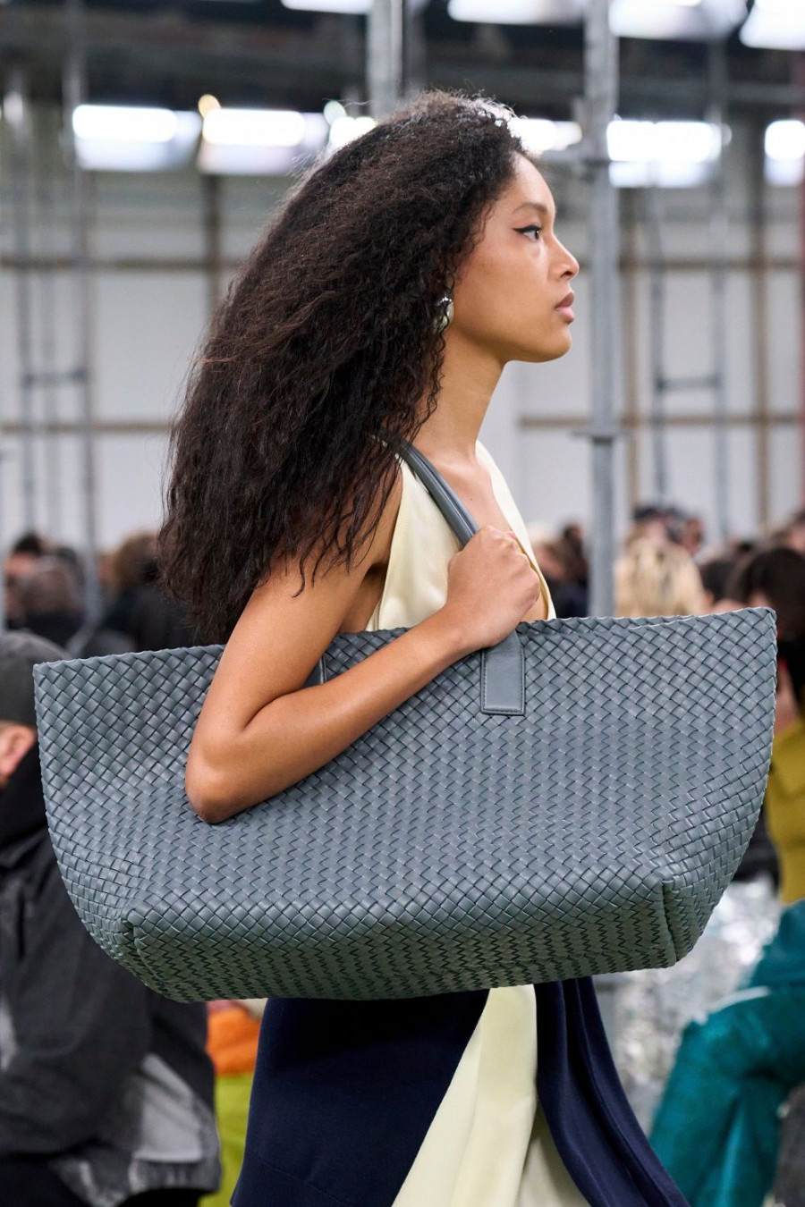 Jumbo tote bags: Αν σου έλειψε η αγαπημένη σου «τεράστια» τσάντα φόρεσε την όπως η Zoë Kravitz