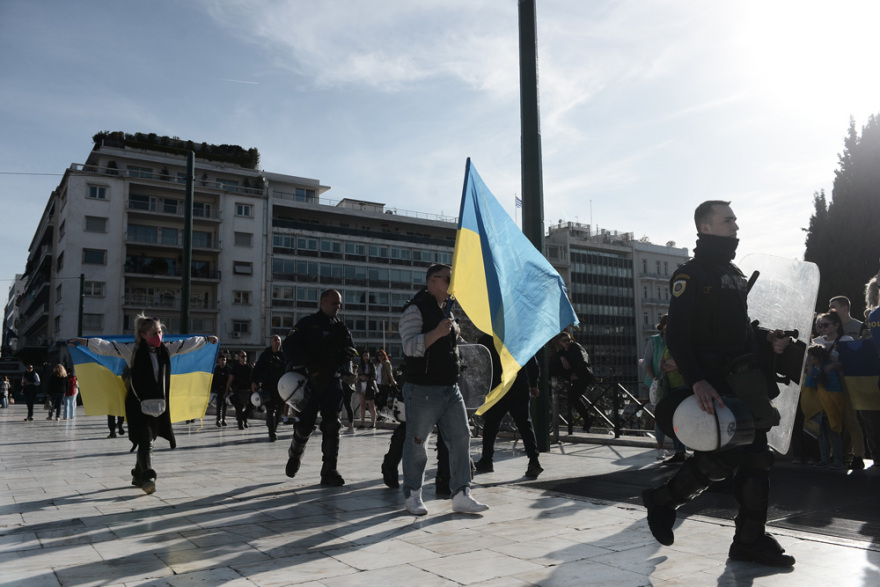 Δύο πορείες στο κέντρο της Αθήνας: Ουκρανοί στο Σύνταγμα, Ρώσοι στη Συγγρού – Δείτε φωτογραφίες