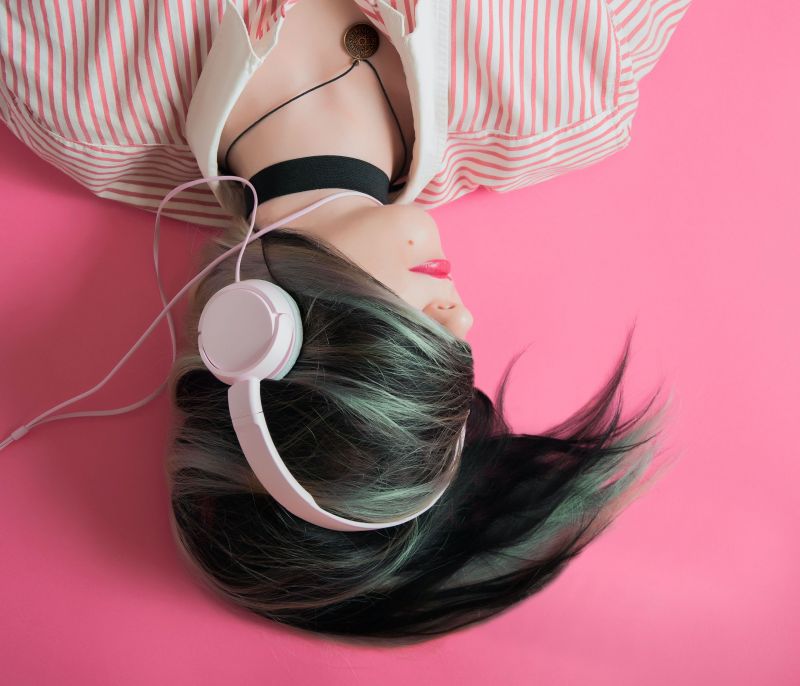 Sex podcasts: Ποια ακούν οι μετά-millennials και πώς βοηθούν έτσι την ερωτική τους ζωή;
