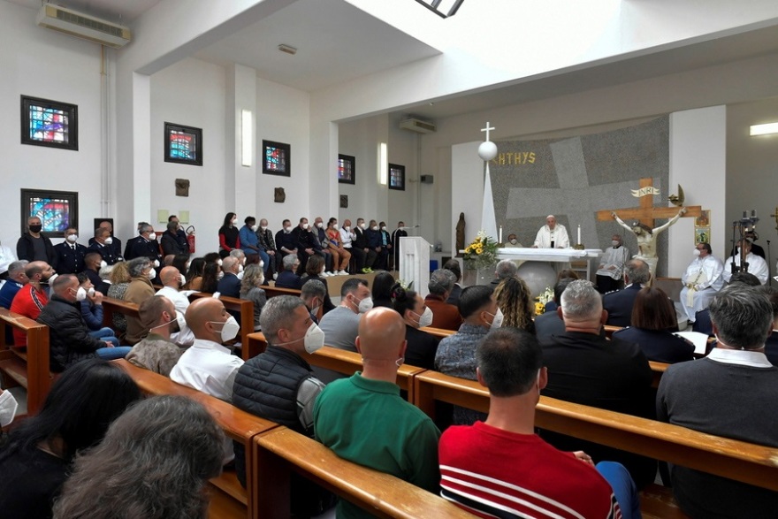 Ο πάπας Φραγκίσκος στις φυλακές της Τσιβιταβέκια για την Τελετή του Νιπτήρος – Δείτε φωτογραφίες