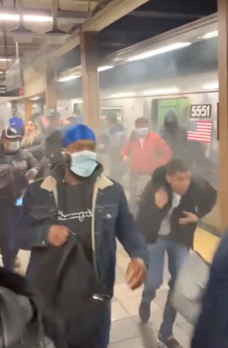 Άφαντος ο δράστης που αιματοκύλησε το μετρό της Νέας Υόρκης τραυματίζοντας 29 ανθρώπους
