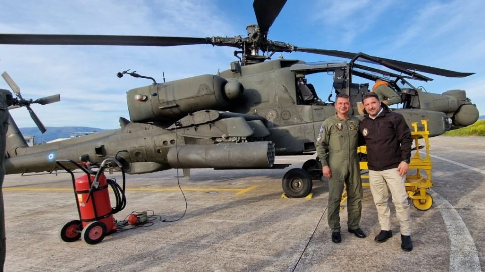 Στεφανοβίκειο: Σε εκπαιδευτική πτήση με ελικόπτερο «Apache» ο Χαρδαλιάς