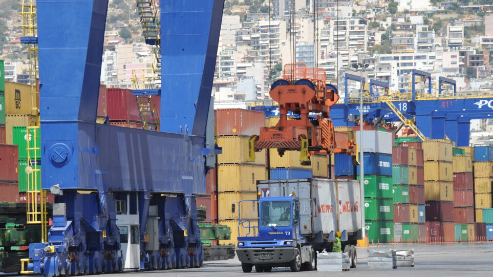 Πειραιάς: Συνεχίζεται η απεργία στο Σταθμό Εμπορευματοκιβωτίων στο λιμάνι μετά το εργατικό ατύχημα
