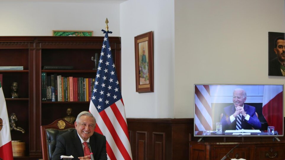 ΗΠΑ: Μπάιντεν και Ομπραδόρ συζήτησαν μέτρα για τον περιορισμό της μετανάστευσης από το Μεξικό στις ΗΠΑ