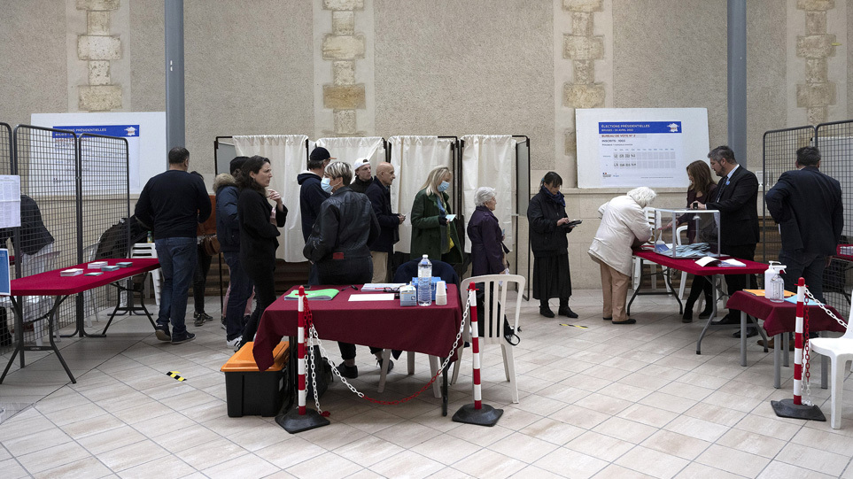 Γαλλικές εκλογές: Περίπου στο 37% η αποχή, προβάδισμα Μακρόν δείχνουν οι δημοσκοπήσεις