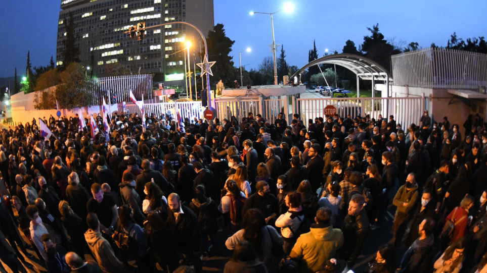 Συγκέντρωση διαμαρτυρίας μελών του ΠΑΜΕ στην Κατεχάκη – Κλειστό το ρεύμα προς Καρέα