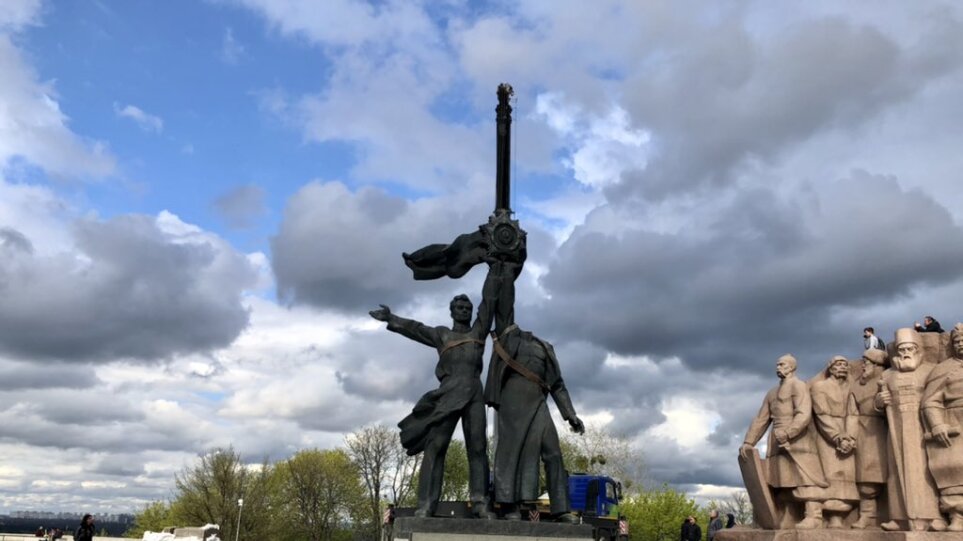 Πόλεμος στην Ουκρανία: Μνημείο για τη ρωσοουκρανική φιλία καταστρέφεται με εντολή του δημάρχου του Κιέβου
