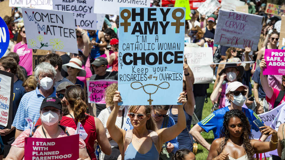 ΗΠΑ: «Κάτω τα χέρια από το σώμα μας!»: Χιλιάδες διαδηλωτές στις αμερικανικές πόλεις για την προστασία του δικαιώματος στην άμβλωση