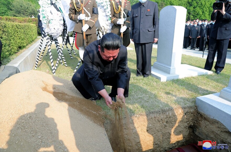 Ο Κιμ Γιονγκ Ουν έθαψε τον μέντορά του εν μέσω της έξαρσης κορωνοϊού στη Βόρεια Κορέα
