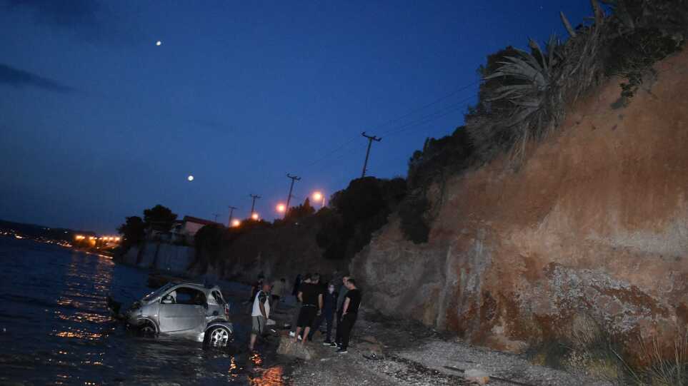 Σοκαριστικό ατύχημα στη Σαλαμίνα – Αυτοκίνητο με μια 37χρονη και δυο παιδιά έπεσε από 20 μέτρα στη θάλασσα