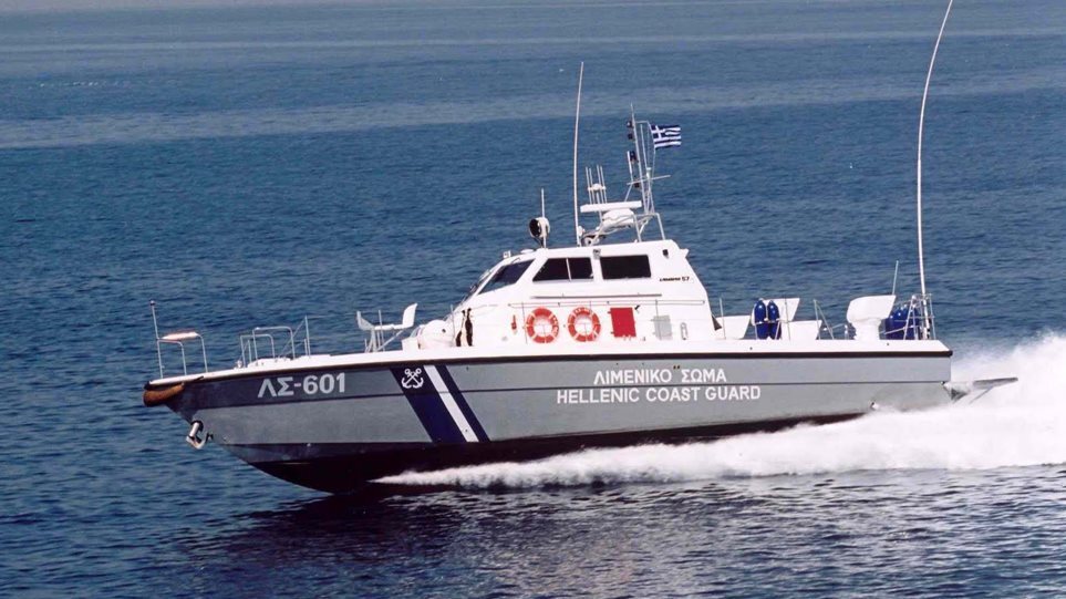 Εισροή υδάτων σε σκάφος με τρεις επιβάτες στην Παλαιά Φώκαια
