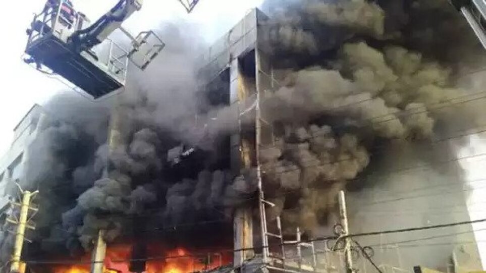 Ινδία: 27 νεκροί από πυρκαγιά σε κτίριο γραφείων στο Νέο Δελχί