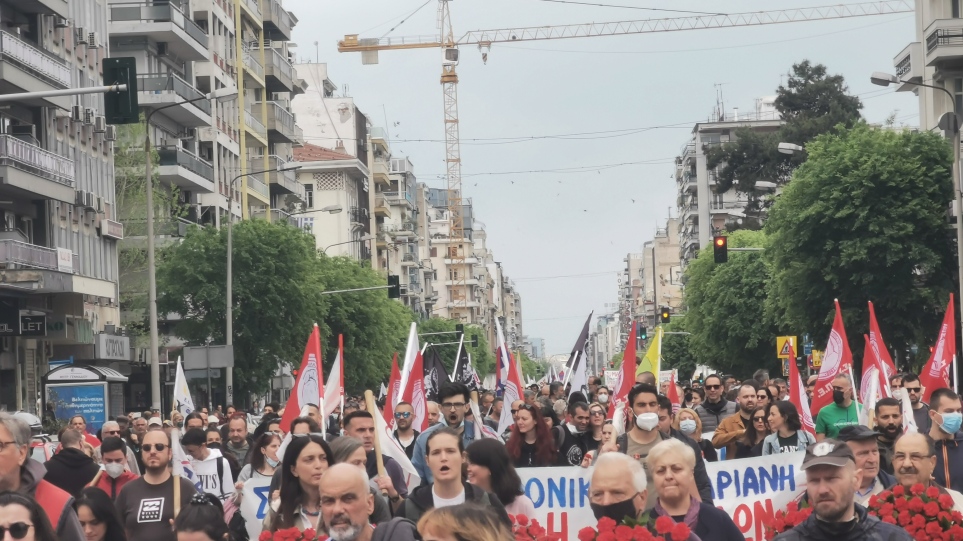 Θεσσαλονίκη: Με την αναπαράσταση της μεταφοράς του πρώτου νεκρού του Μάη του 36′ ολοκληρώθηκε η πορεία του ΠΑΜΕ