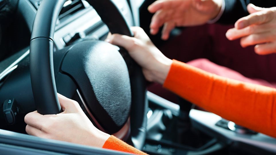 Αυτοκίνητο: Το 76% των Ευρωπαίων οδηγών παραδέχεται ότι κοιτούν το κινητό τους ενώ οδηγούν