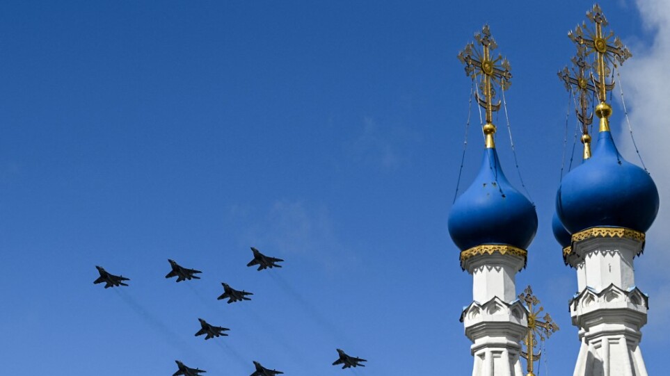 Ουκρανία: Παρέλαση στη Μόσχα, ρωσικοί βομβαρδισμοί σε Οδησσό, Χάρκοβο, Λουχάνσκ – Aνησυχία στην Ευρώπη