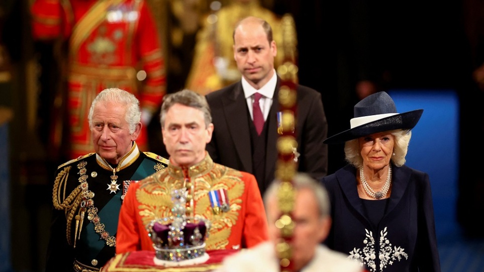 Η βασίλισσα Ελισάβετ προετοιμάζει τον Κάρολο για τον θρόνο και τον λαό να τον αποδεχτεί ως βασιλιά