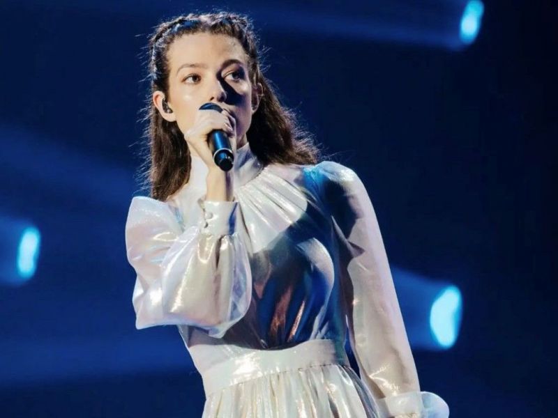 Eντυπωσιακή η Αμάντα Γεωργιάδη στην πρόβα της Eurovision με αέρινη δημιουργία Celia Kritharioti