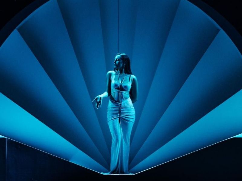 Ο Στέλιος Κουδουνάρης μεταμόρφωσε την Ανδρομάχη σε μία σύγχρονη Αφροδίτη στην σκηνή της Eurovision