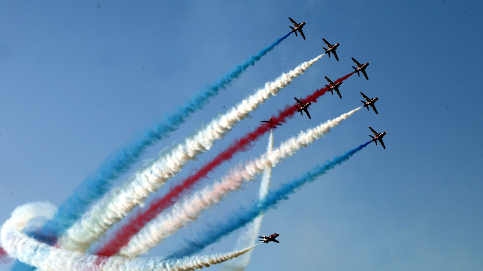 Red Arrows: Στην Ελλάδα τα «κόκκινα βέλη» της βασιλικής αεροπορίας της Αγγλίας – Δείτε βίντεο