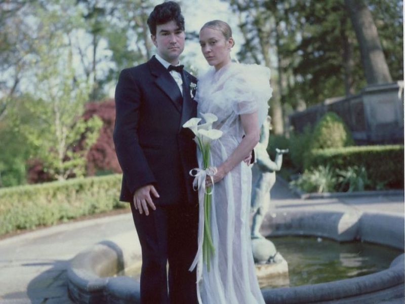 Το απόλυτο icon Chloe Sevigny παντρεύτηκε και φόρεσε τρία διαφορετικά νυφικά -Μήπως να πάρεις ιδέες;