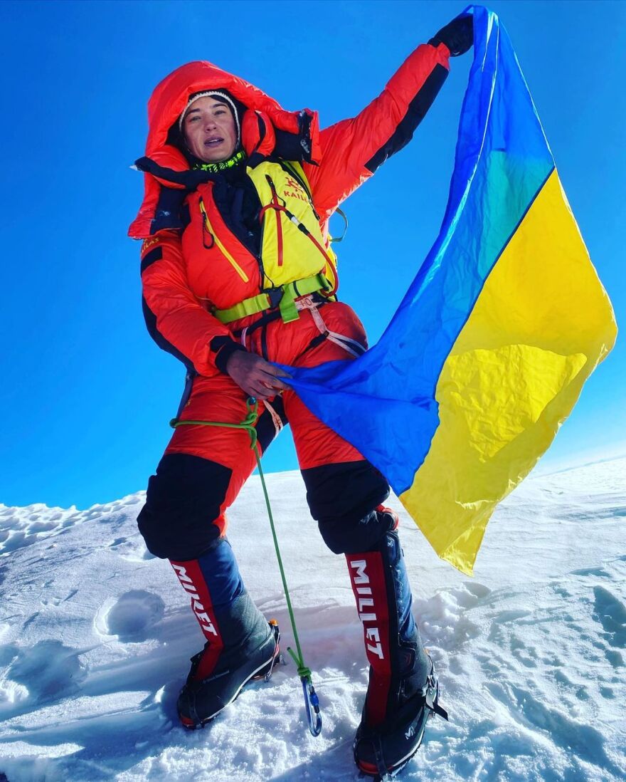 Η Αντονίνα Σαμοΐλοβα κατέκτησε το Έβερεστ με τη σημαία της Ουκρανίας στα χέρια