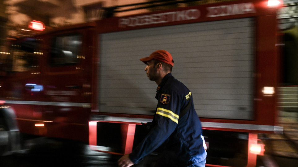 Φωτιά στο Κέντρο Αστέγων στην Αχαρνών – Ένα άτομο μεταφέρθηκε στο νοσοκομείο