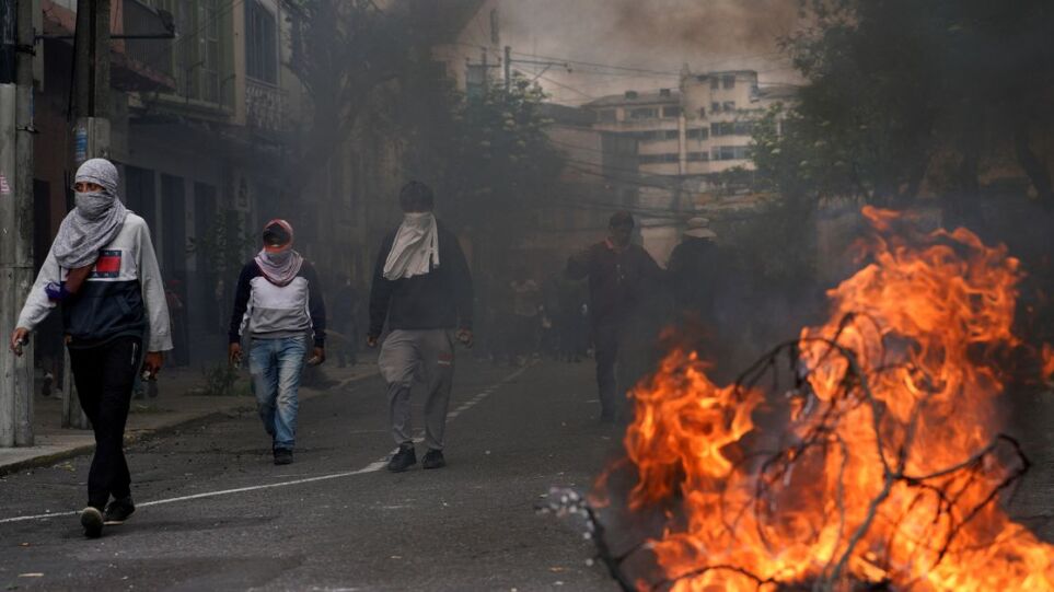 Ισημερινός: Ένας νεκρός στις διαδηλώσεις  – Χτυπήθηκε στο πρόσωπο με δακρυγόνο