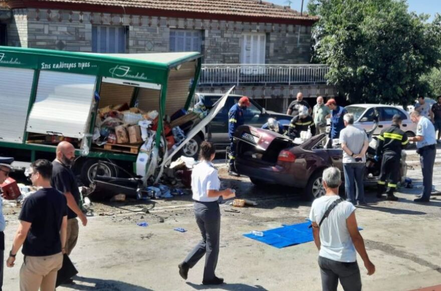 Τροχαίο με τρεις νεκρούς στην Καβάλα: Η σύγκρουση ήταν τόσο σφοδρή που το φορτηγό με τα ποτά «γύρισε» σχεδόν 180 μοίρες