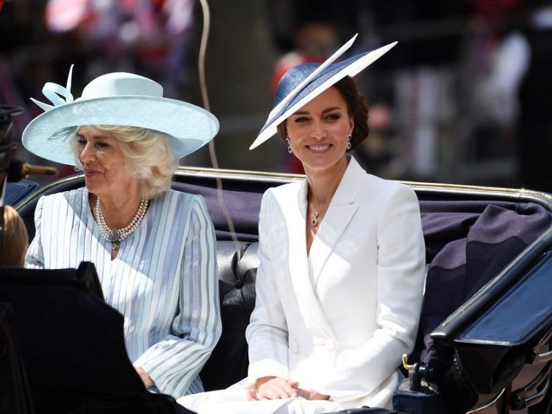 Η Kate Middleton με λευκό σύνολο στην τελετή του Trooping the Color ήταν η πραγματική «βασίλισσα»
