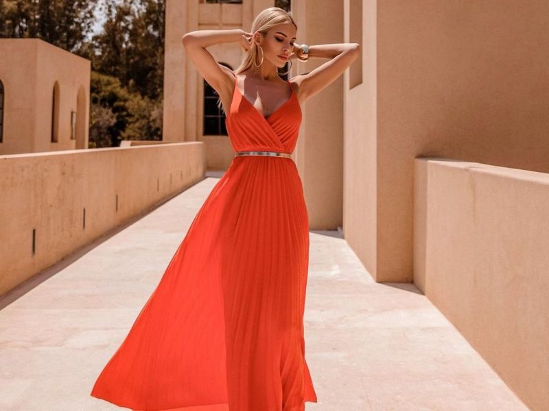 Η Κατερίνα Καινούργιου σου δείχνει πώς να φορέσεις το πορτοκαλί που πάει τέλεια με το μαύρισμα σου