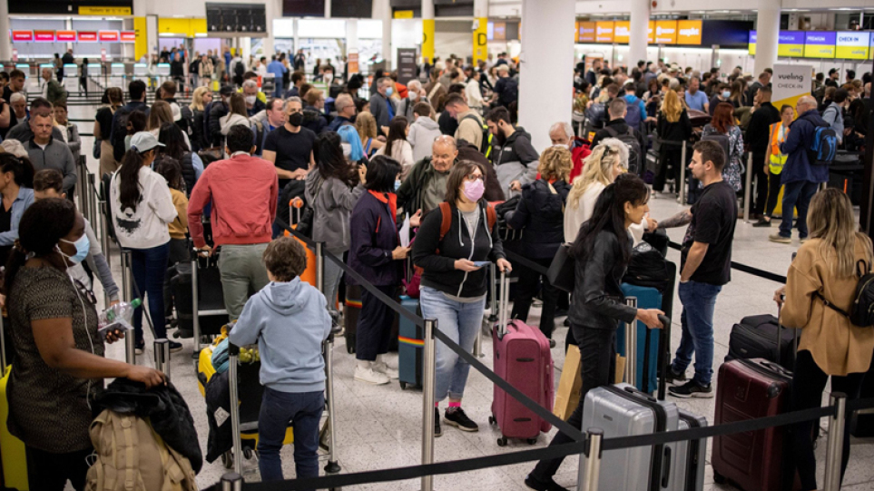 Βρετανία: Το απόλυτο χάος για τους ταξιδιώτες με ακυρώσεις πτήσεων – Οικογένεια έφτασε με 32 ώρες καθυστέρηση στην Κρήτη