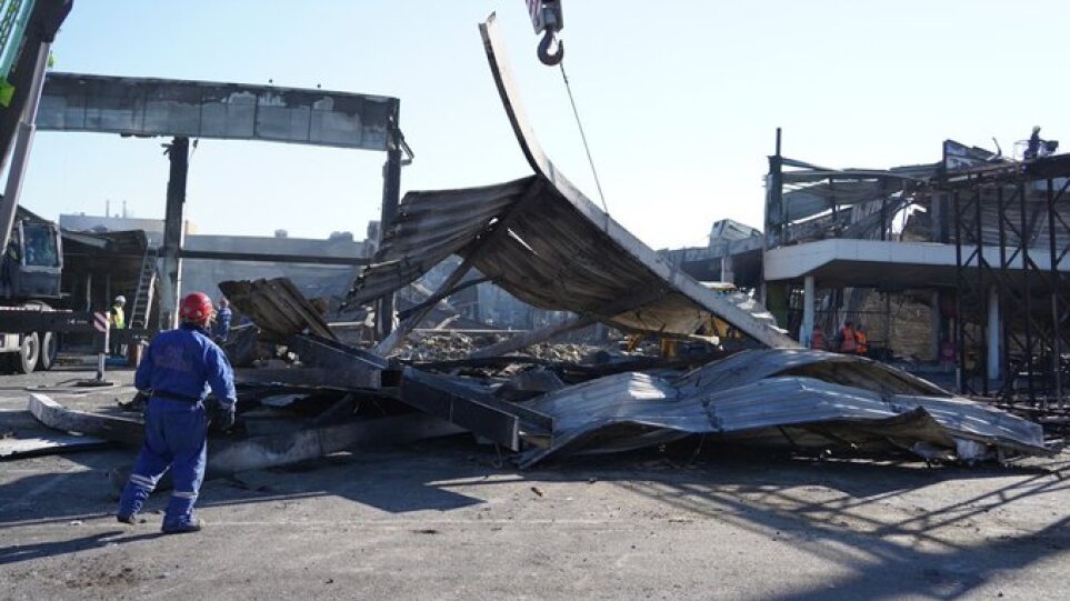 Πόλεμος στην Ουκρανία: 18 οι νεκροί από το ρωσικό χτύπημα στο εμπορικό κέντρο του Κρεμεντσούκ