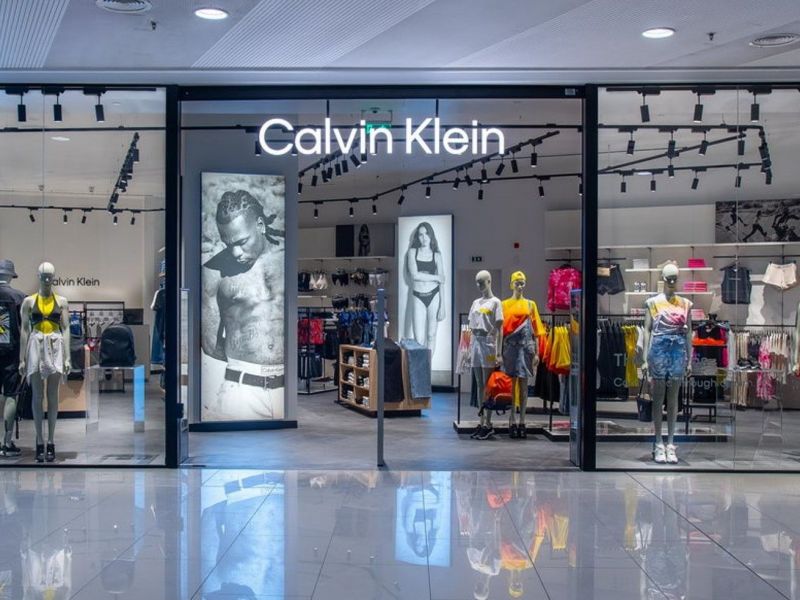 Η SARKK παρουσιάζει το ανανεωμένο CALVIN KLEIN JEANS Store στο One Salonica