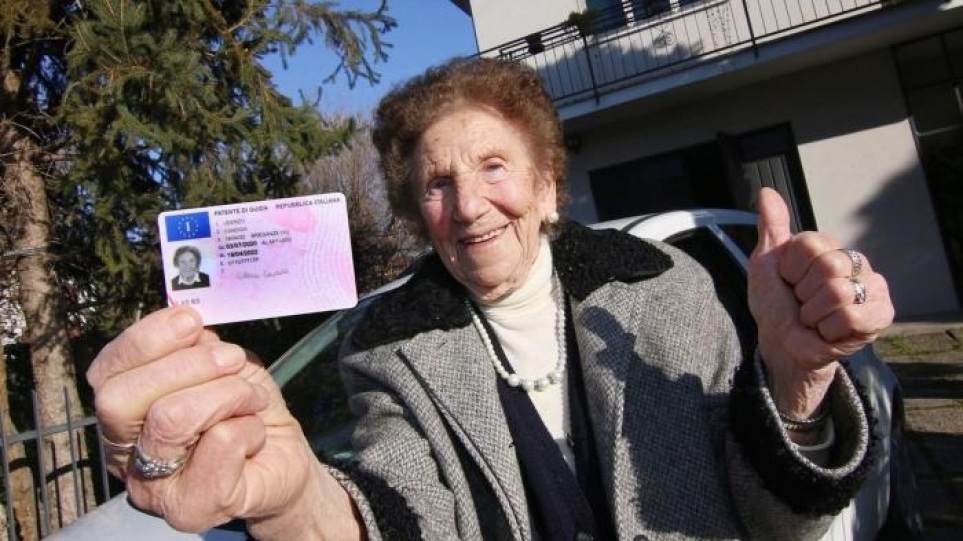 Ιταλία: Μία γιαγιά 100 ετών ανανέωσε το δίπλωμα οδήγησης της για άλλα δύο χρόνια